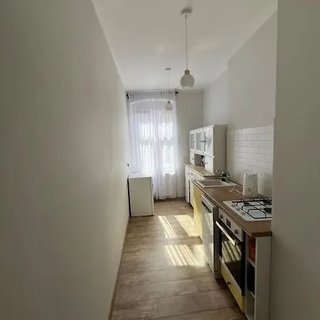 Sunny & Spacious Apartment, 아파트